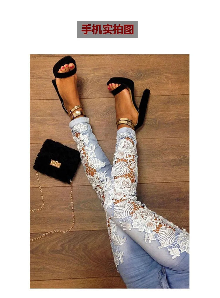 Jean Mom Dentelle Femme – Taille Haute | Coupe Skinny & Effet Bodycon
Tailles : 24 à 32 (US) – tailles européennes correspondantes
Longueur : cheville (ankle length)
Matière : denim avec détails en dentelle, boutons e FelizShop