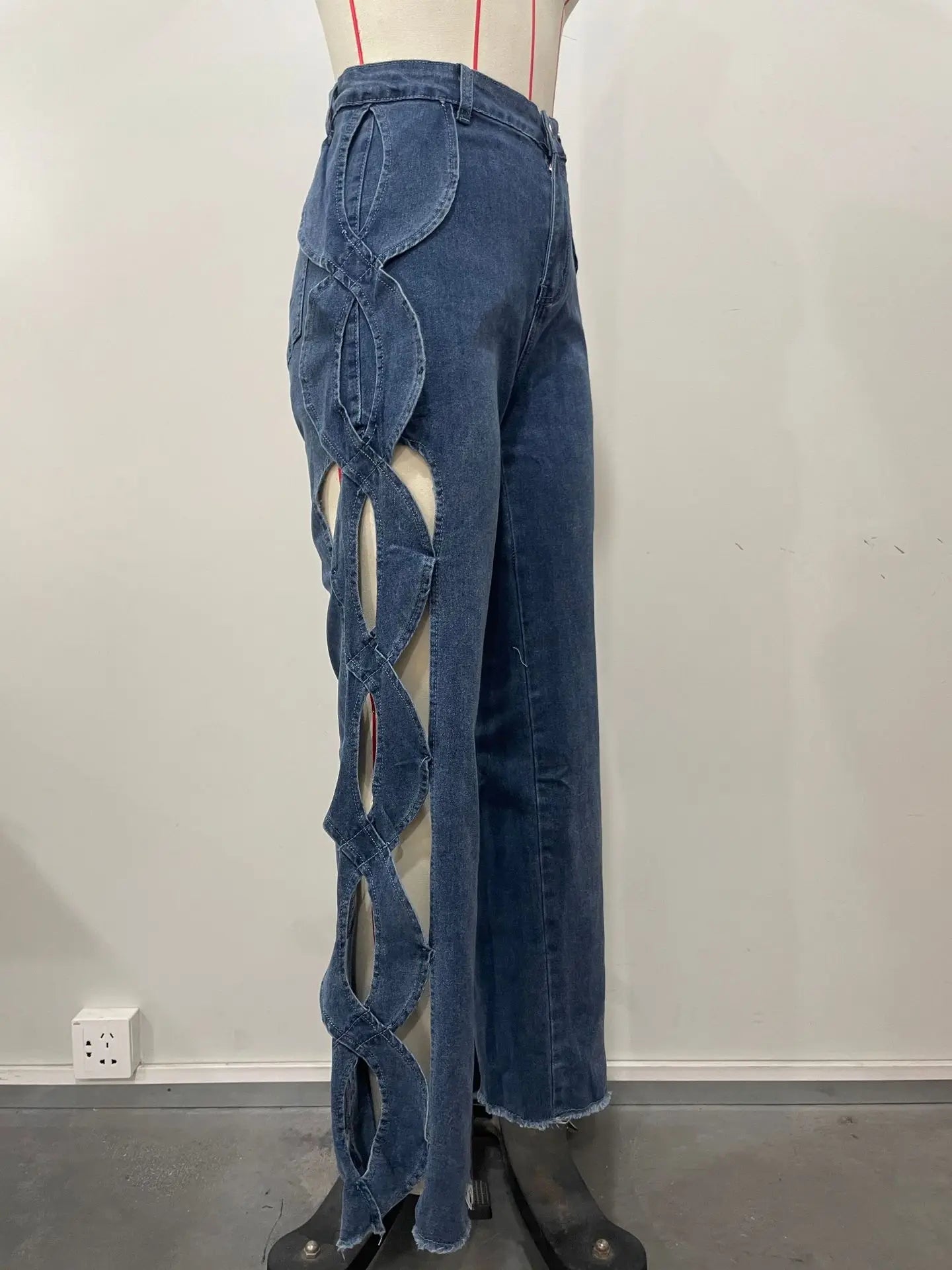 Pantalon Femme Sister Star – Denim à Découpes Latérales & Coupe Skinny Taille Haute
Tailles : S à L
Matière : denim stretch, détails ajourés (side hollow)
Coupe : skinny, taille haute, effet “S line” pour galber FelizShop