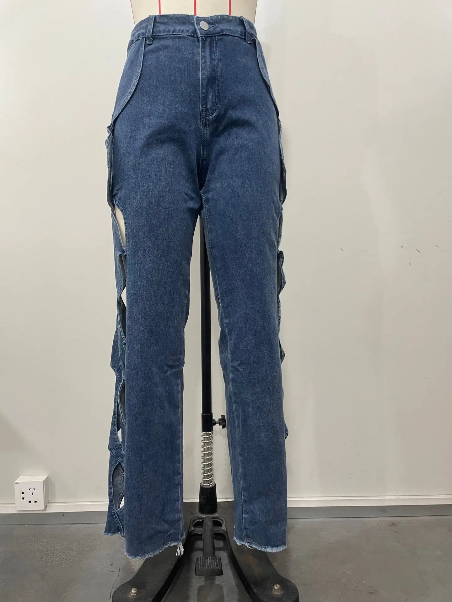 Pantalon Femme Sister Star – Denim à Découpes Latérales & Coupe Skinny Taille Haute
Tailles : S à L
Matière : denim stretch, détails ajourés (side hollow)
Coupe : skinny, taille haute, effet “S line” pour galber FelizShop