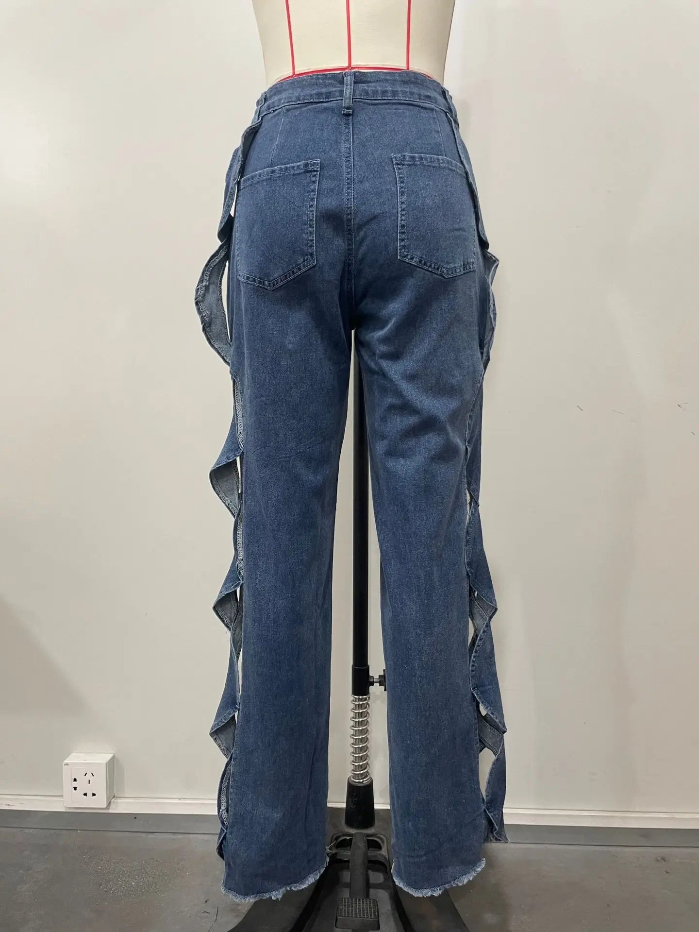 Pantalon Femme Sister Star – Denim à Découpes Latérales & Coupe Skinny Taille Haute
Tailles : S à L
Matière : denim stretch, détails ajourés (side hollow)
Coupe : skinny, taille haute, effet “S line” pour galber FelizShop