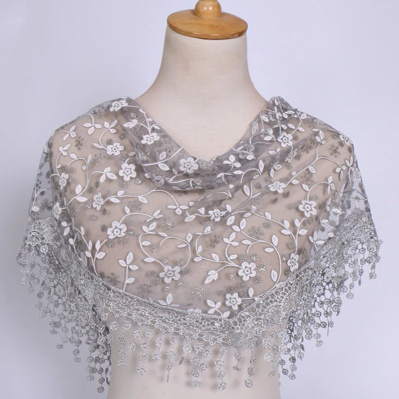 Foulard Femme BOHOWAII – Voile Dentelle Triangulaire Élégant
Dimensions : env. 140 cm x 90 cm x 90 cm (forme triangle)
Matériaux : tulle léger, dentelle brodée, voile doux et respirant
Style : bohème chic, musulman mo FelizShop