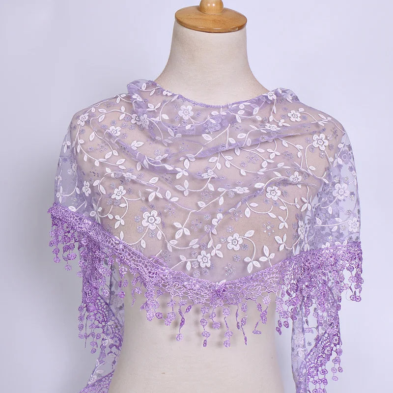 Foulard Femme BOHOWAII – Voile Dentelle Triangulaire Élégant
Dimensions : env. 140 cm x 90 cm x 90 cm (forme triangle)
Matériaux : tulle léger, dentelle brodée, voile doux et respirant
Style : bohème chic, musulman mo FelizShop