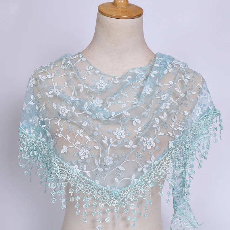 Foulard Femme BOHOWAII – Voile Dentelle Triangulaire Élégant
Dimensions : env. 140 cm x 90 cm x 90 cm (forme triangle)
Matériaux : tulle léger, dentelle brodée, voile doux et respirant
Style : bohème chic, musulman mo FelizShop