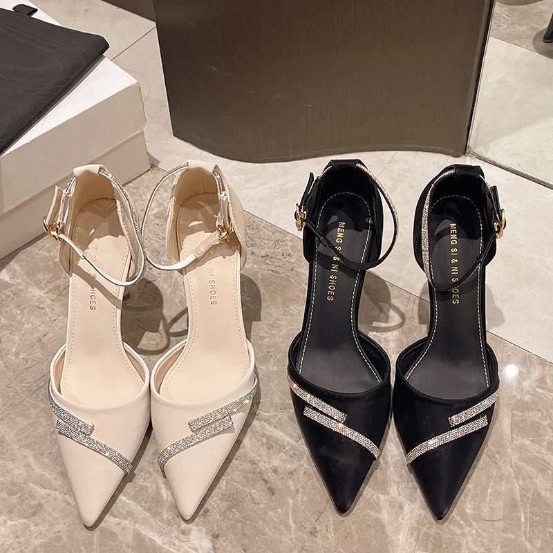 Chaussures à talons hauts style français pour femme 2024 — Bout pointu orné de strass — Design original avec bride unique et détails raffinés
🚚 Livraison rapide en 8 à 12 jours ouvrés depuis la France FelizShop