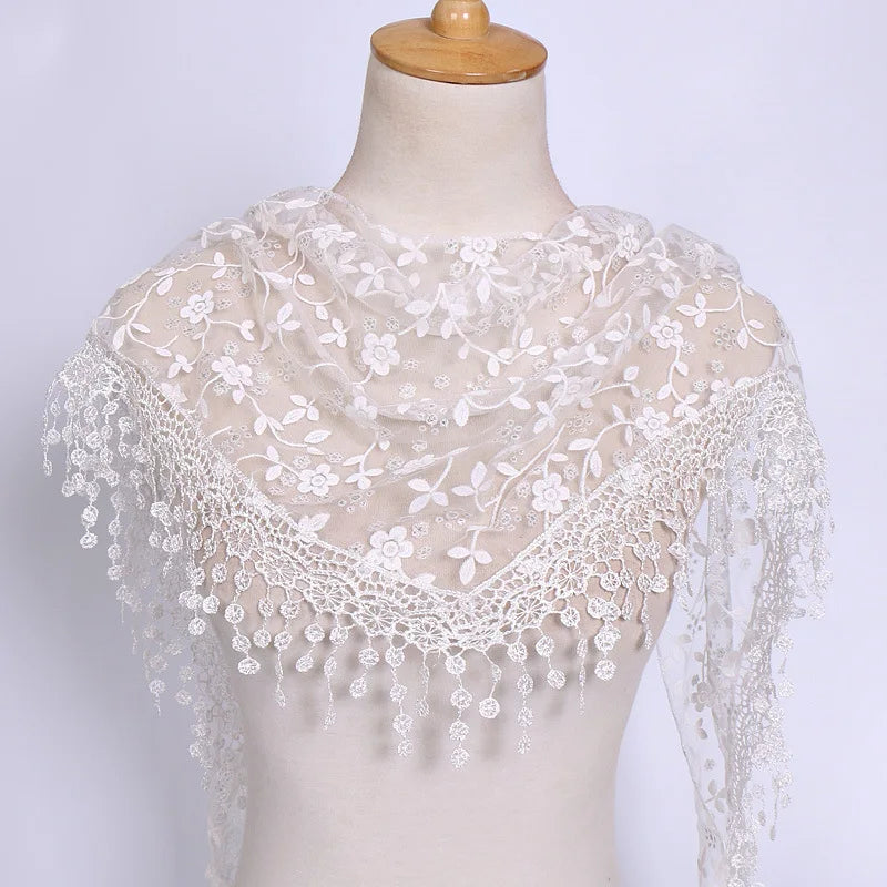 Foulard Femme BOHOWAII – Voile Dentelle Triangulaire Élégant
Dimensions : env. 140 cm x 90 cm x 90 cm (forme triangle)
Matériaux : tulle léger, dentelle brodée, voile doux et respirant
Style : bohème chic, musulman mo FelizShop