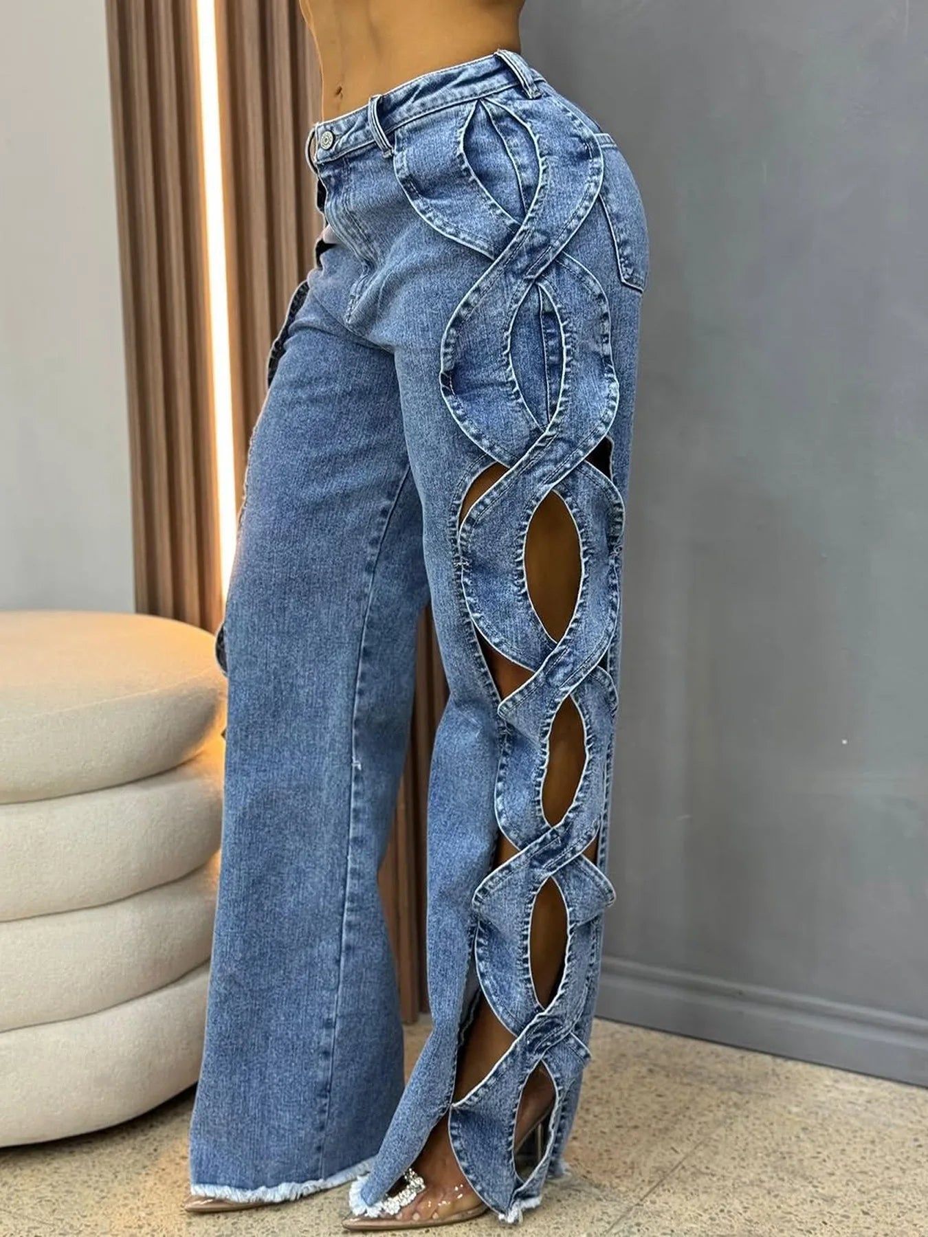 Pantalon Femme Sister Star – Denim à Découpes Latérales & Coupe Skinny Taille Haute
Tailles : S à L
Matière : denim stretch, détails ajourés (side hollow)
Coupe : skinny, taille haute, effet “S line” pour galber FelizShop