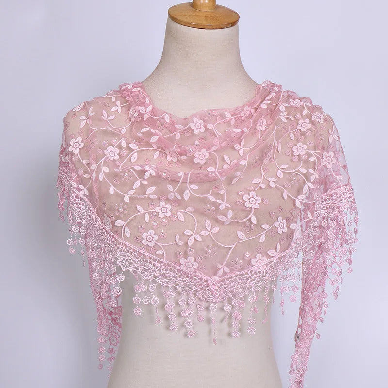 Foulard Femme BOHOWAII – Voile Dentelle Triangulaire Élégant
Dimensions : env. 140 cm x 90 cm x 90 cm (forme triangle)
Matériaux : tulle léger, dentelle brodée, voile doux et respirant
Style : bohème chic, musulman mo FelizShop