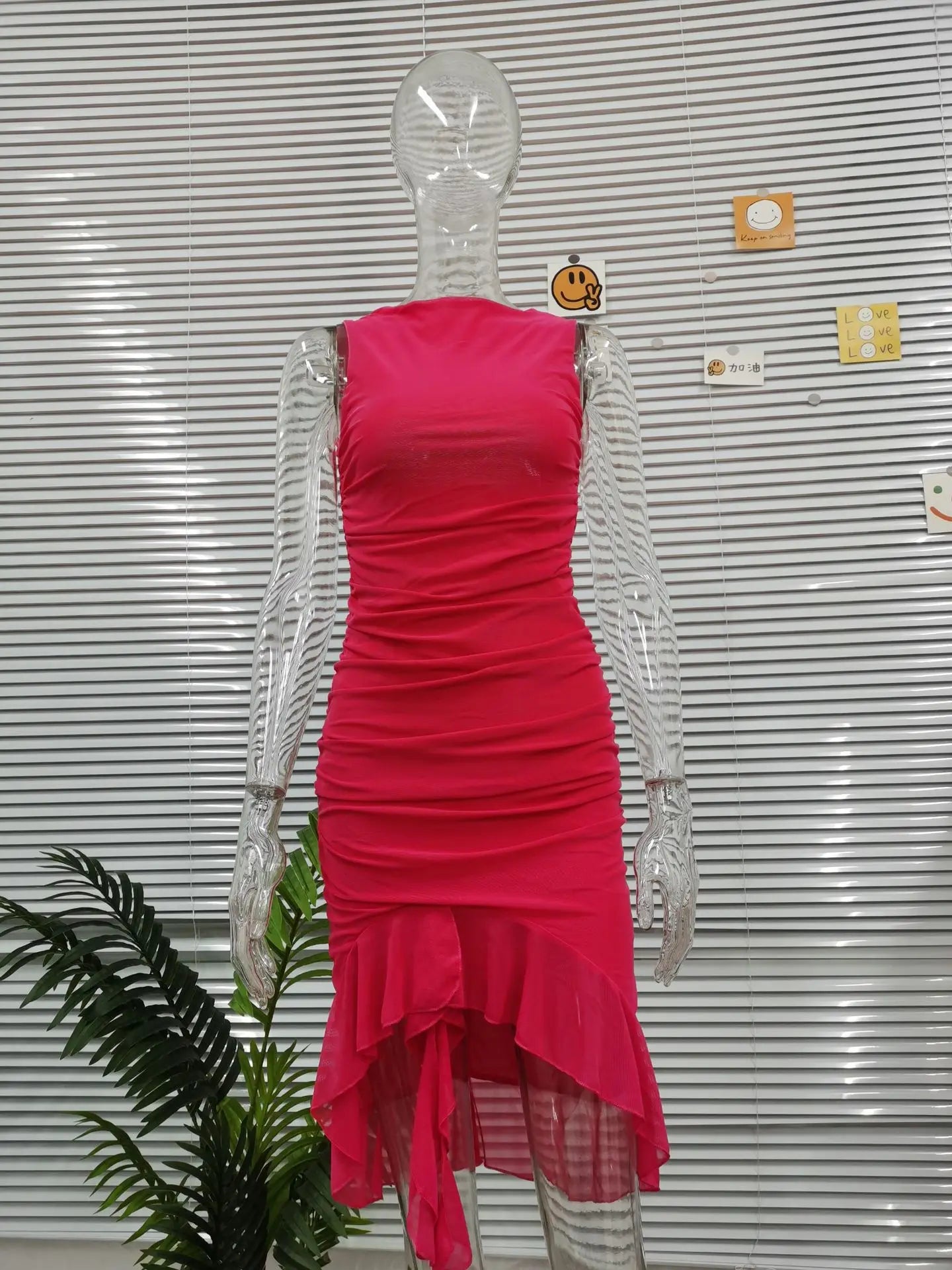 Robe Midi Femme Élégante – Volants & Fronces | Dos Nu & Sans Manches
Tailles : S à XL
Longueur : midi (environ 110 cm)
Matière : tissu fluide et léger, agréable pour l’été
Style : dos nu, sans manches, coupe irré FelizShop