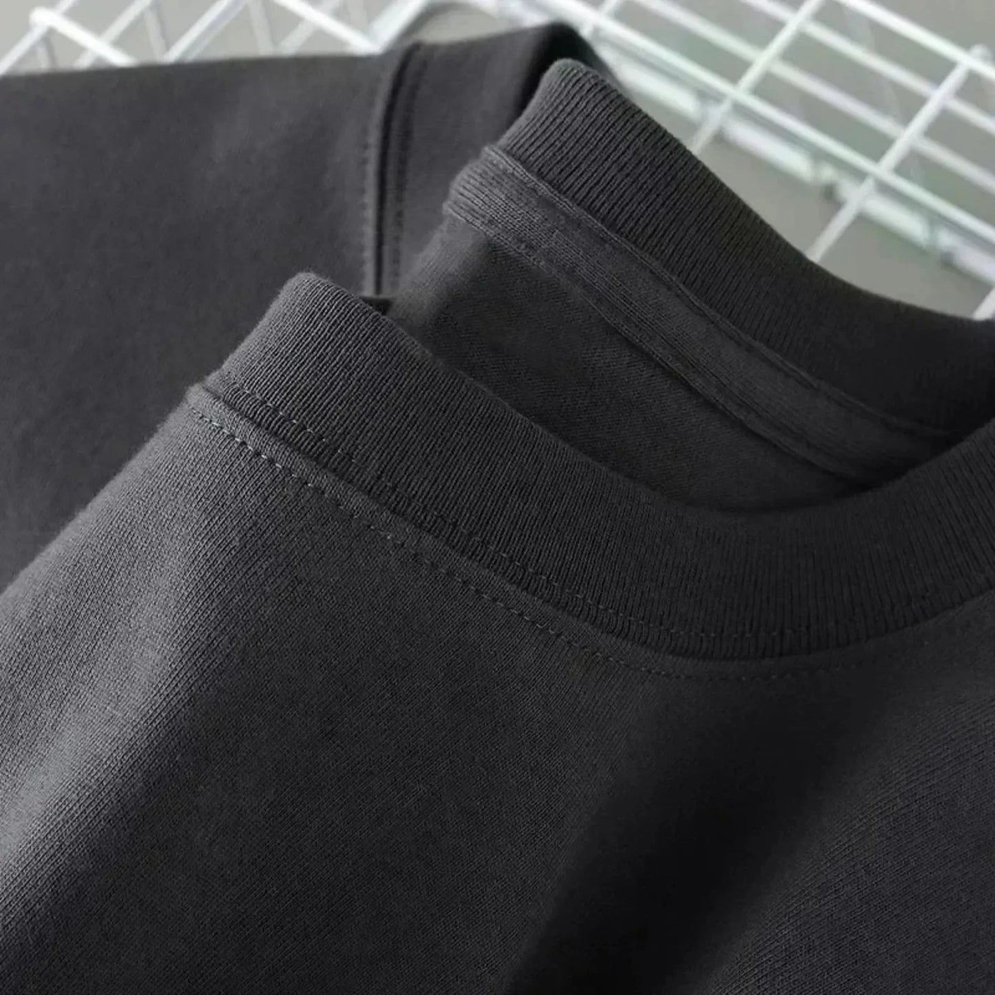 T-shirt Oversize Homme – Coton Haut de Gamme | Style Y2K & Graphique
Tailles : S à XXL – coupe ample oversize
Matière : 100 % coton doux et respirant
Style : manches courtes, imprimés graphiques tendance Y2K 🚚 Livra FelizShop