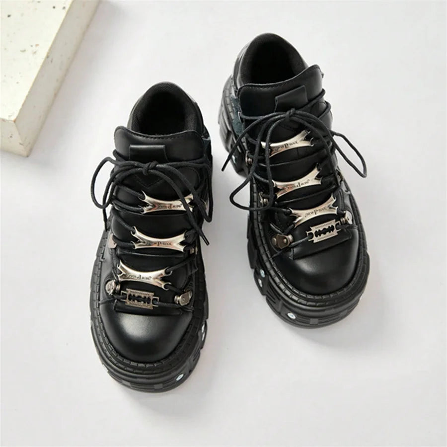 Bottines Gothiques Femme 2025 – Chaussures Noires Punk à Plateforme avec Détails Métal | Sneakers Rock Unisexes à Lacets
🚚 Livraison rapide en 8 à 12 jours ouvrés depuis la France FelizShop