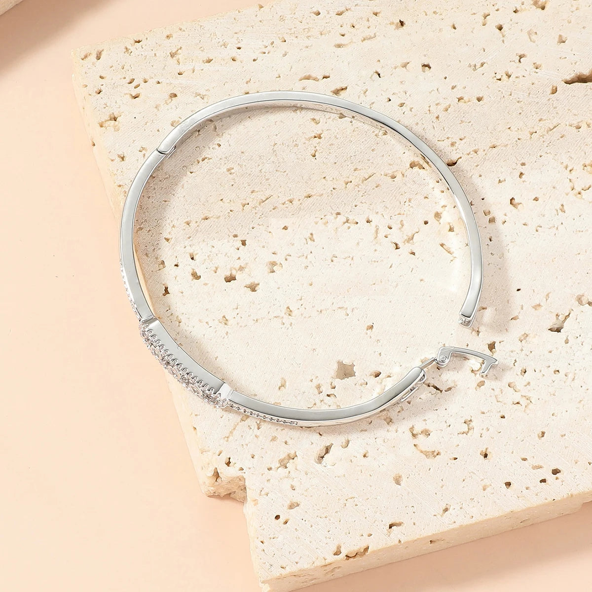 Beaut&Berry – Bracelet luxueux plaqué or 18K pour femmes et hommes, style jonc en cuivre orné de zircon, disponible en 2 couleurs. Cadeau élégant pour épouse ou amis.🚚 Livraison rapide en 8 à 12 jours ouvrés depui FelizShop