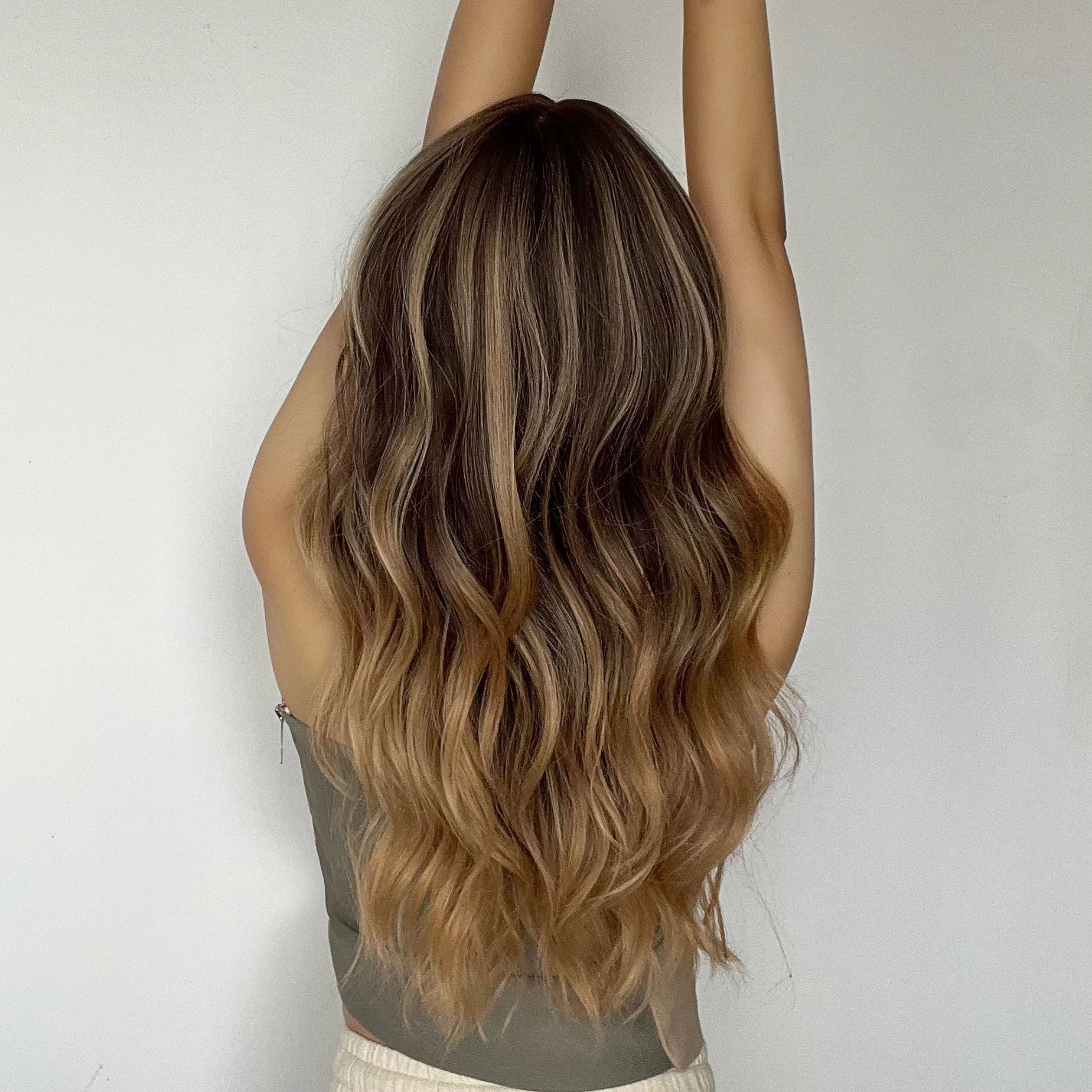 Perruque Synthétique Mi-Longue Ondulée – Ombré Noir/Blond avec Frange | Style Féminin Chic pour Usage Quotidien
🚚Livraison gratuite rapide et sécurisé FR FelizShop