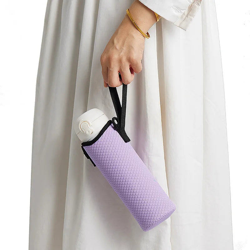 Housse isotherme en néoprène avec sangle — Étui portable pour bouteille d’eau 500 ml — Accessoire camping et sac à gourde sous vide
🚚 Livraison rapide en 8 à 12 jours ouvrés depuis la France FelizShop