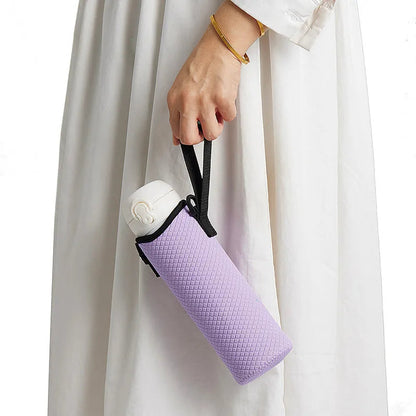 Housse isotherme en néoprène avec sangle — Étui portable pour bouteille d’eau 500 ml — Accessoire camping et sac à gourde sous vide
🚚 Livraison rapide en 8 à 12 jours ouvrés depuis la France FelizShop