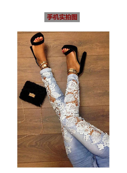 Jean Mom Dentelle Femme – Taille Haute | Coupe Skinny & Effet Bodycon
Tailles : 24 à 32 (US) – tailles européennes correspondantes
Longueur : cheville (ankle length)
Matière : denim avec détails en dentelle, boutons e FelizShop