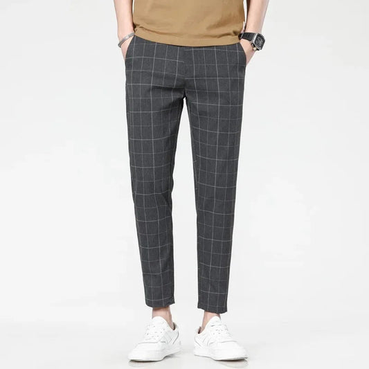 Pantalon Carreaux Homme 2025 – Style Européen & Américain | Slim Fit
Tailles : 30 à 38 (EU)
Matière : tissu confortable, mélange polyester et coton
Coupe : slim fit, adaptée business, loisirs et voyage
Style : carreau FelizShop