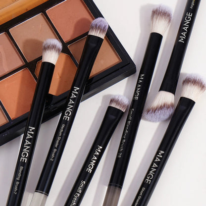 Pinceaux de maquillage professionnels pour une application parfaite et un rendu naturel des cosmétiques