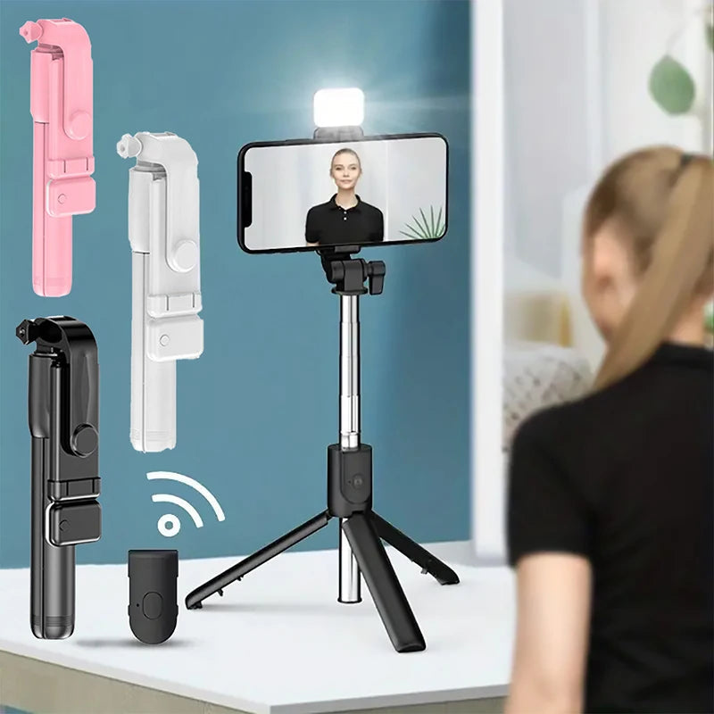 Perche à Selfie Bluetooth Portable avec Trépied – Télécommande Sans Fil, Lumière d’Appoint, Support Téléphone Rétractable et Extensible 🚚 Livraison rapide en 8 à 12 jours ouvrés depuis la France ou nos entrep FelizShop