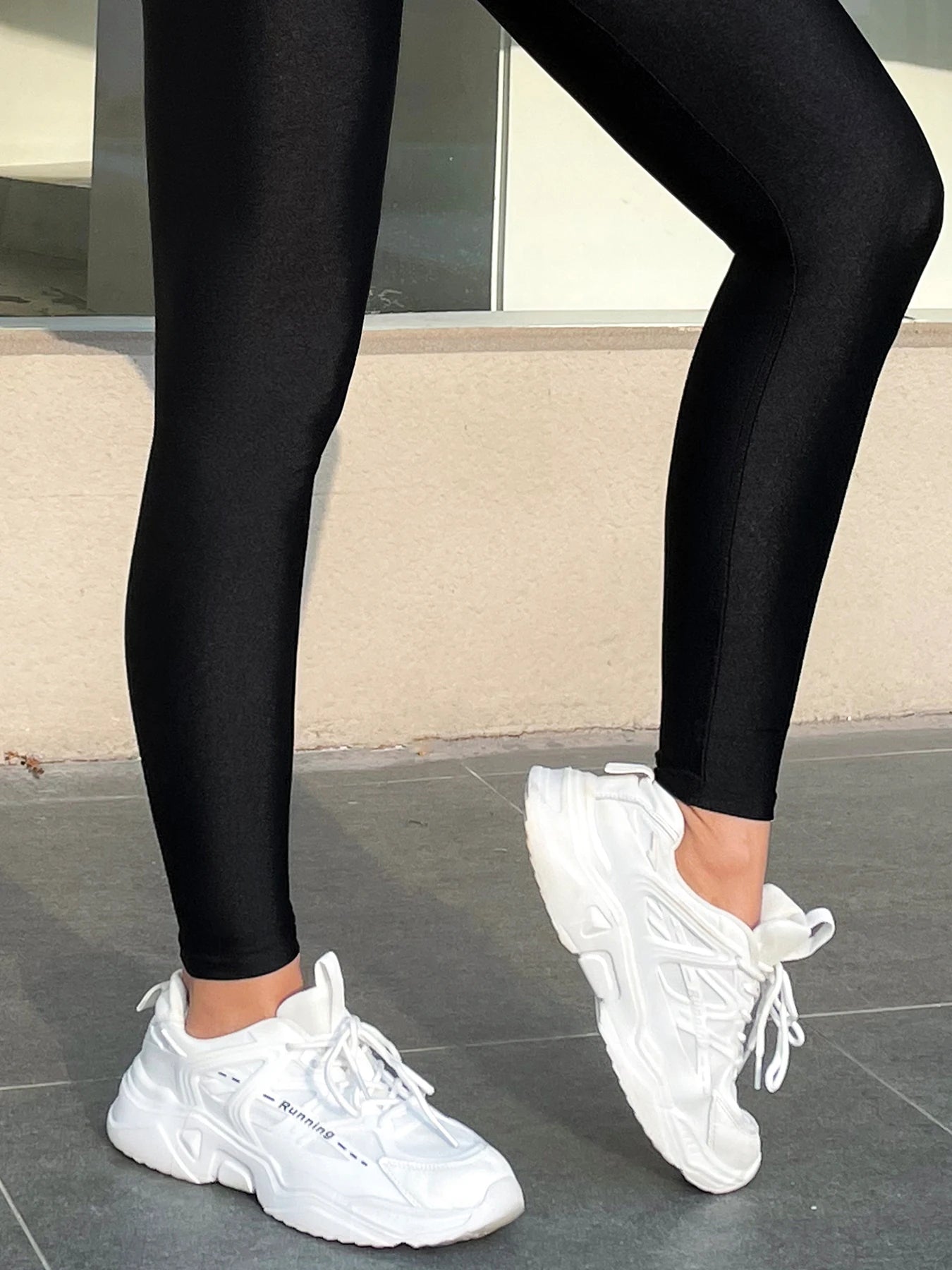Leggings Noirs Femme – Taille Haute & Coupe Slim | Pantalon 9/10 Points
Tailles : S à XXL (grandes tailles incluses)
Matière : tissu stretch haute élasticité, couleur unie
Coupe : taille haute, slim, longueur 9/10 point FelizShop