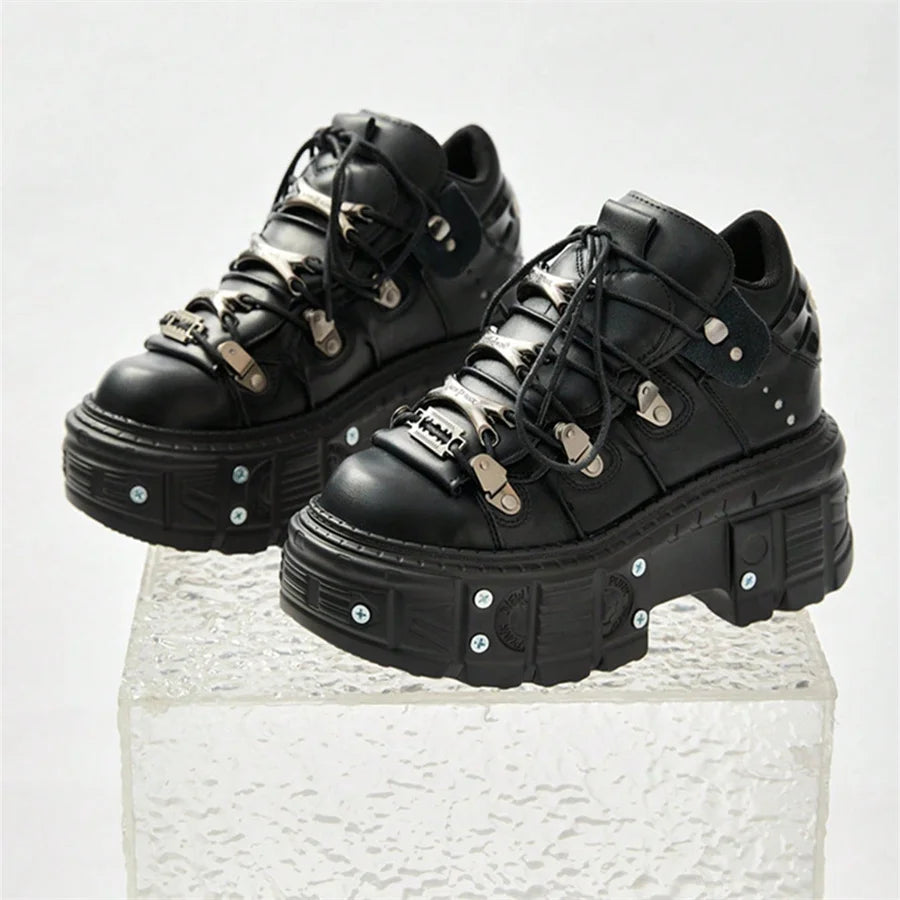 Bottines Gothiques Femme 2025 – Chaussures Noires Punk à Plateforme avec Détails Métal | Sneakers Rock Unisexes à Lacets
🚚 Livraison rapide en 8 à 12 jours ouvrés depuis la France FelizShop