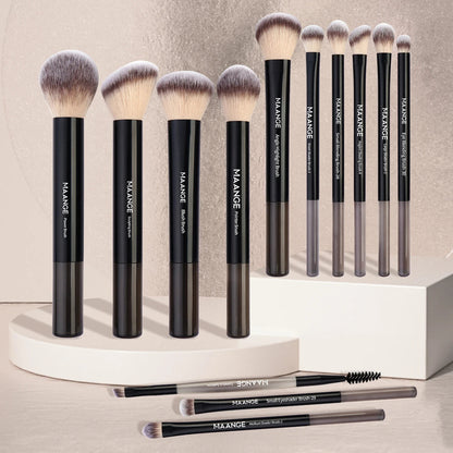 Pinceaux de maquillage professionnels pour une application parfaite et un rendu naturel des cosmétiques