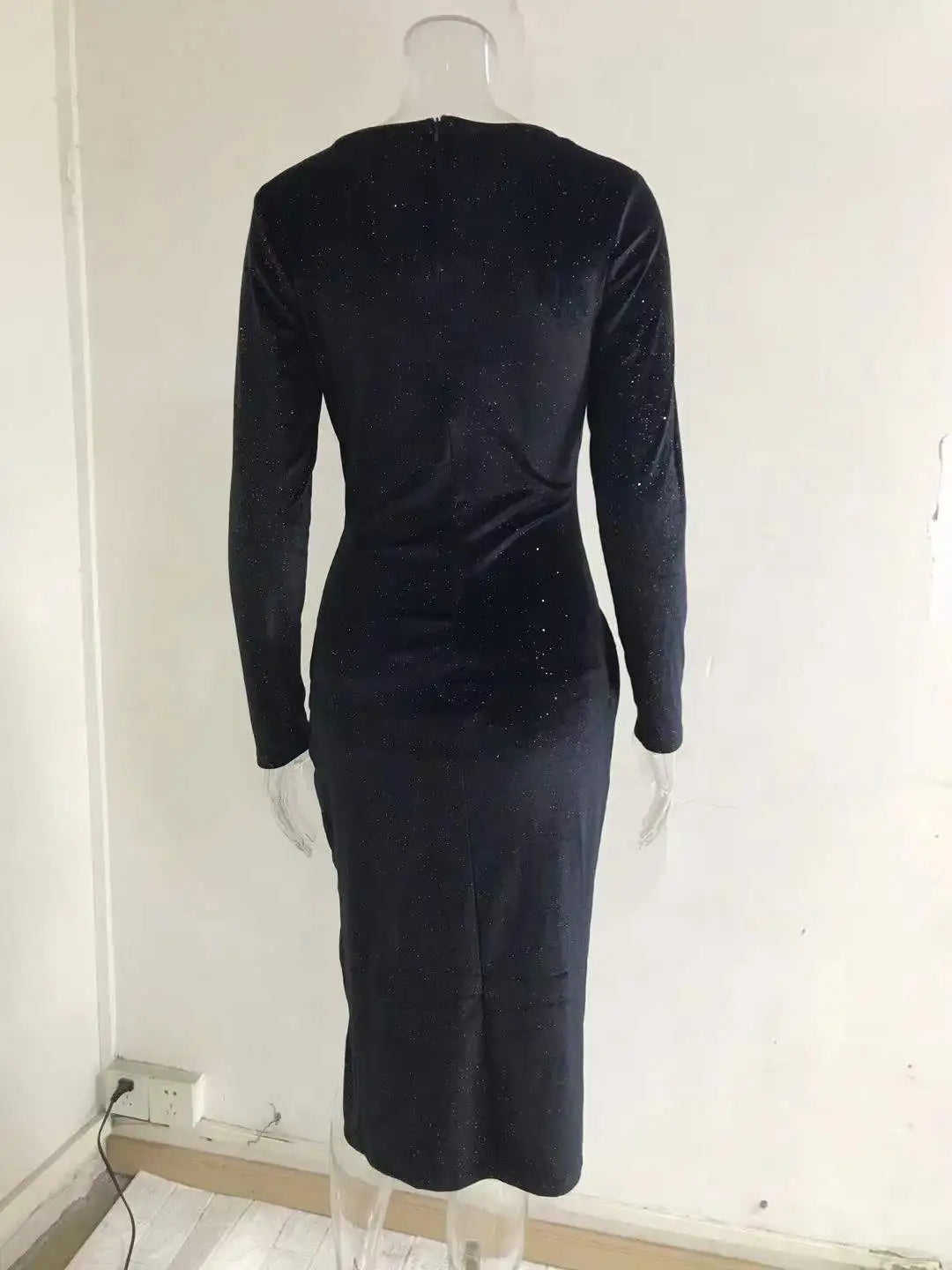 Robe de Soirée Femme – Velours Doré, Sexy & Fendue | Manches Longues, Mi-Longue
Tailles : S à XL
Longueur : mi-longue (environ 110 cm)
Matière : velours doux et brillant
Style : manches longues, jupe fendue dévoilant l FelizShop
