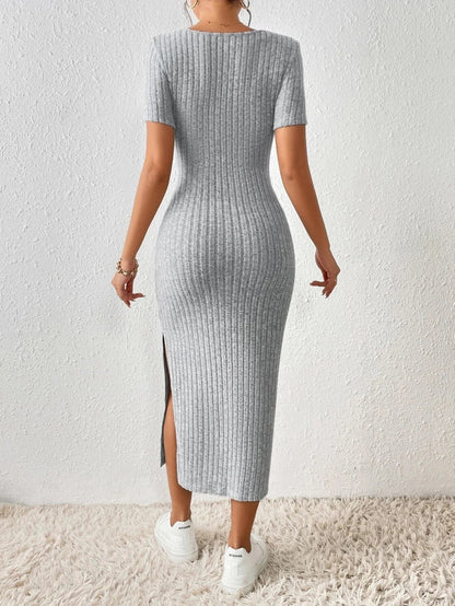 Robe d’Été en Maille – Encolure Carrée & Jupe Mi-Longue Ajustée
Tailles : S à XL
Longueur : mi-longue (environ 100-110 cm)
Matière : maille douce et extensible
Style : manches courtes, encolure carrée, jupe fendue FelizShop