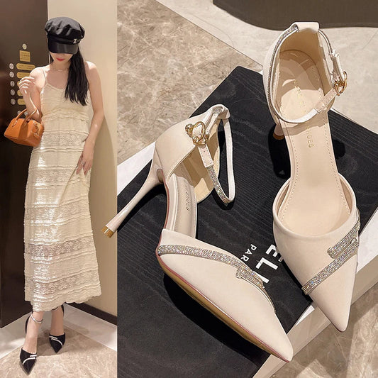 Chaussures à talons hauts style français pour femme 2024 — Bout pointu orné de strass — Design original avec bride unique et détails raffinés
🚚 Livraison rapide en 8 à 12 jours ouvrés depuis la France FelizShop