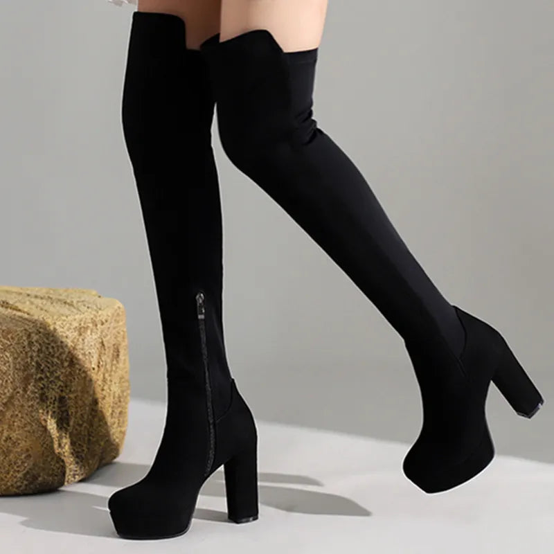 Cuissardes femme en suédine extensible – Talons hauts plateforme épais – Bottes slim au-dessus du genou – Automne / Hiver élégance & confort
🚚Livraison gratuite rapide et sécurisé FR FelizShop