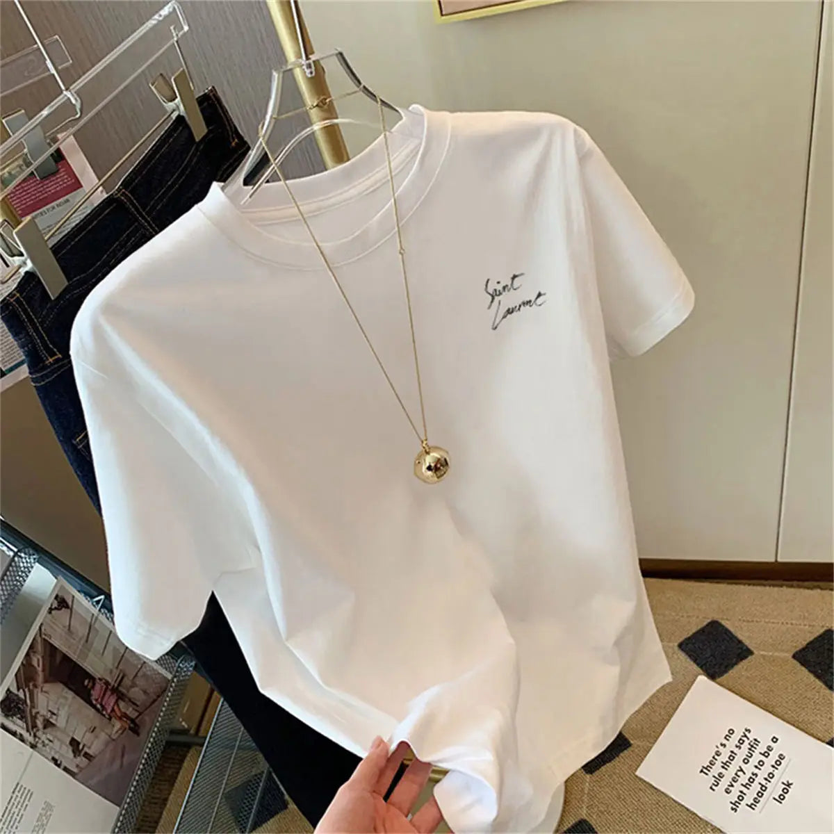 T-shirt Oversize Unisexe – Été 2025 | Design Tendance & Coupe Loose
Tailles : S à XXL – coupe ample (style oversize)
Matière : coton doux premium, respirant et léger
Style : unisexe, streetwear, casual chic
Saison : FelizShop