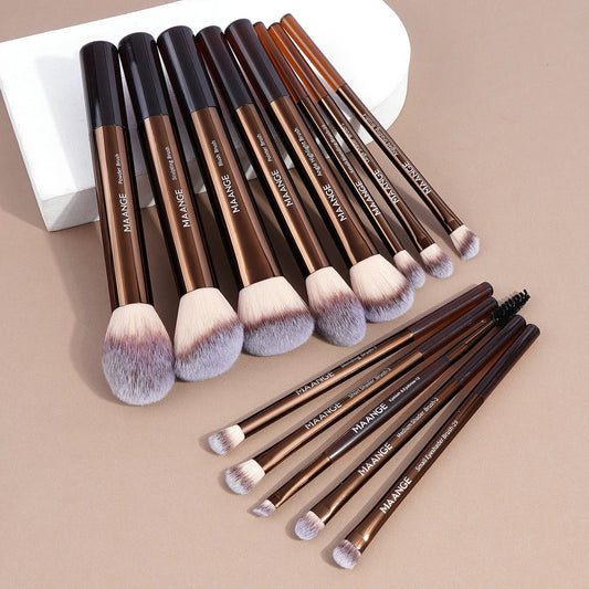Pinceaux de maquillage professionnels pour une application parfaite et un rendu naturel des cosmétiques