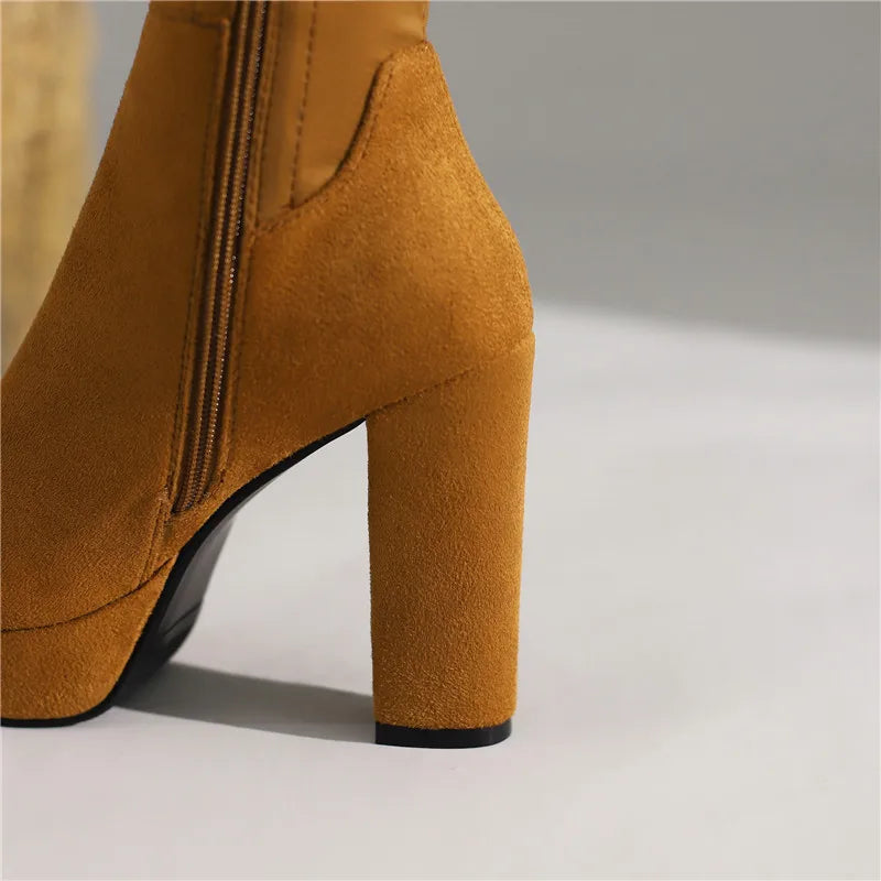 Cuissardes femme en suédine extensible – Talons hauts plateforme épais – Bottes slim au-dessus du genou – Automne / Hiver élégance & confort
🚚Livraison gratuite rapide et sécurisé FR FelizShop