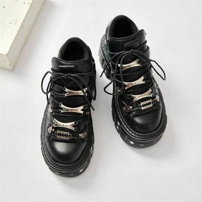 Bottines Gothiques Femme 2025 – Chaussures Noires Punk à Plateforme avec Détails Métal | Sneakers Rock Unisexes à Lacets
🚚 Livraison rapide en 8 à 12 jours ouvrés depuis la France FelizShop