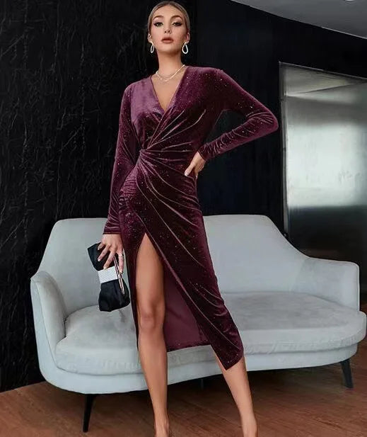 Robe de Soirée Femme – Velours Doré, Sexy & Fendue | Manches Longues, Mi-Longue
Tailles : S à XL
Longueur : mi-longue (environ 110 cm)
Matière : velours doux et brillant
Style : manches longues, jupe fendue dévoilant l FelizShop